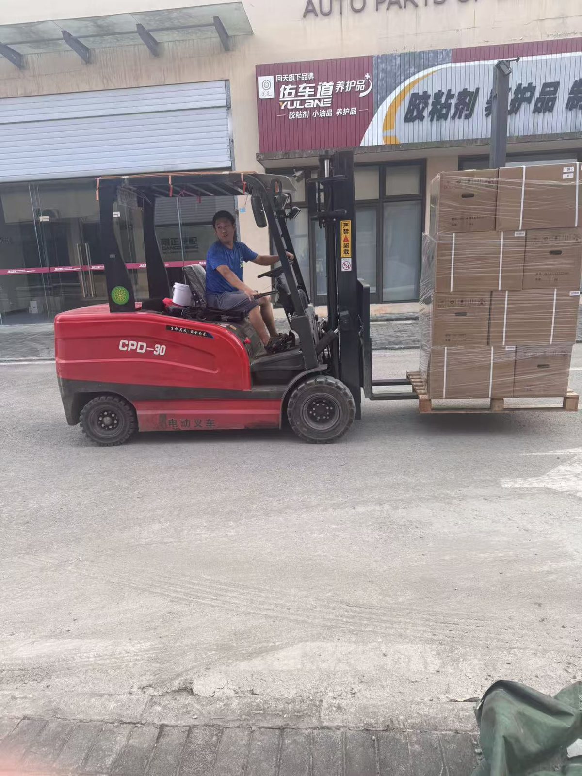 Forklift handling for palletized cargo